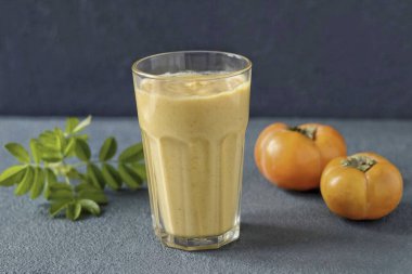 Hurma kokteyli hazır. Hurma mevsimi son sürat devam ediyor, o yüzden smoothie yapmayı öneriyorum. Bu bir tatlı kokteyli. Tatlı, kremalı, kalın. Bunu içmek bir zevk! Afiyet olsun.!