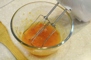 Hurmayı soy ve blender ile öğüt.