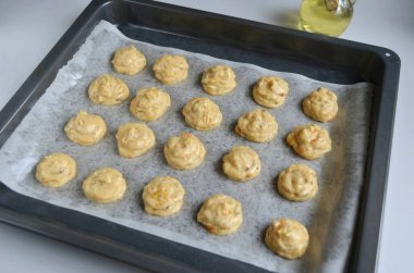 Pişirme çarşafını parşömenle, yağını sebze yağıyla kapla. Kurabiyeleri bırak. Eklenti kullanmayın, kurabiyeler yumuşaktır ve pişirme sırasında şekli tutmaz. Fırında 25 dakika bekletin..