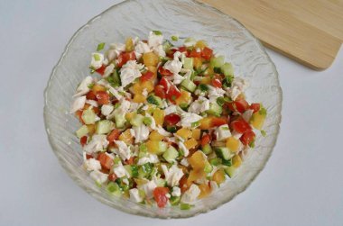 Sebze yağı, hardal, bal, limon suyu, tuz ve biberden bir sos yap. Sadece pürüzsüz olana kadar tüm malzemeleri birleştir. Salata mevsimi.