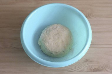 Bitmiş hamur yumuşak, esnek olmalı, ellerine yapışmamalı. Hamuru bir havluyla örtün ve bir saatliğine yükselebileceğiniz sıcak bir yere bırakın..
