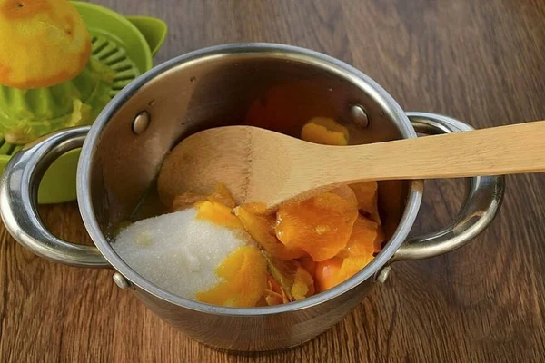 オレンジの半分から皮を取り除き ジュースを絞る 鍋にすべての成分を組み合わせる — ストック写真