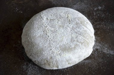 2 saat sonra, ekmeği yavaşça pişirme tepsisine çevir. Fırını 250 dereceye ısıt..