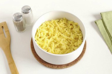 Tatmak ve yağlamak için her katmanı mayonez ile tuzla (kızarmış mantar tabakası hariç). Rendelenmiş patatesleri kaba rendeleyicinin üzerine koy..