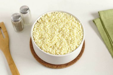 Son katman- yumurta sarısı rendelenmiş. Kızarmış şampiyon salatası hazır..