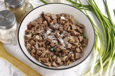 Tuz ekle. Kara biber isteğe bağlı..