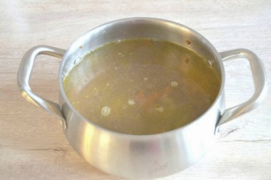 Kaynar su ya da sıcak su (çorba), karabuğdayın bir kısmına 2 ölçek su (çorba) dökün. Tuz ve biberli mevsim. Bir kapakla örtün, fırında yaklaşık 45 dakika boyunca 200 derecede kaynayın..