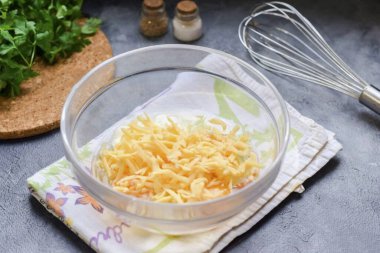 Sert peyniri orta rende rendele ve peyniri bir kase yumurtaya transfer et. Tuz ve biberli mevsim.