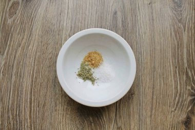 Biberiye, tuz ve sarımsağı bir kaseye koy..