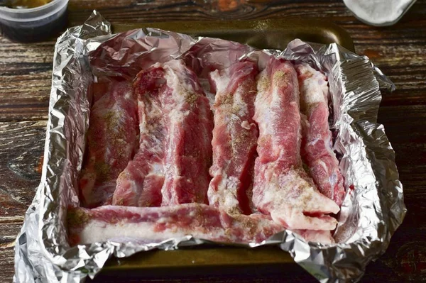 Fleisch Mit Salz Und Pfeffer Würzen — Stockfoto