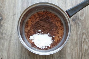 Ekli un ve kakao tozunu da ekle. Her şeyi pürüzsüz olana kadar karıştır ki şişlik olmasın..