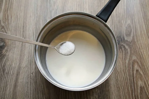 Diviser Lait Deux Verser Moitié Dans Une Casserole Ajouter Sucre — Photo