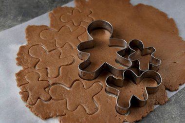 Hamuru çıkarmayı kolaylaştırmak için iki parçaya bölmek daha iyidir. Hamuru ince ince pişir, kurabiye kalıbını kes. Onları parşömenle kaplanmış bir pişirme çarşafına aktarın ve önceden 190 dereceye kadar ısıtılmış bir fırında pişirin. 