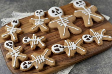 Şekerleme kuruduğunda, gözlerini ve ağzını çikolatayla boyarsın ve çabucak dondurması için buzdolabına gönderirsin..