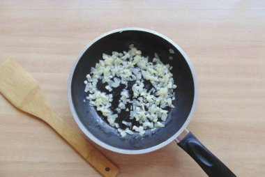 Soğanı düşük ısıda 7-8 dakika kızart..