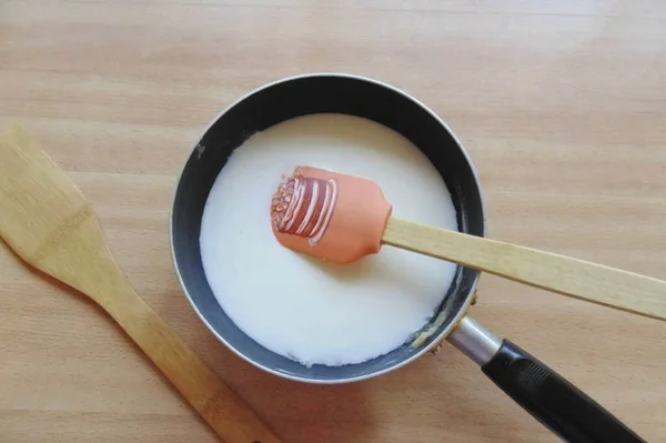 Häll Mjölken Tunn Ström Omrörning Salt Och Peppar Efter Smak — Stockfoto