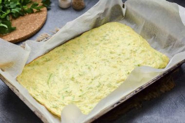 Bir süre sonra, kabak omletini çıkar..