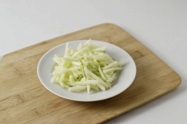 Elmayı soy ve rendele..