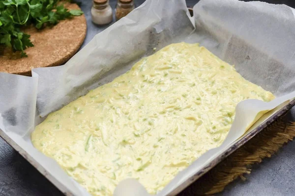 Cubre Una Bandeja Para Hornear Con Papel Aluminio Cepilla Con — Foto de Stock