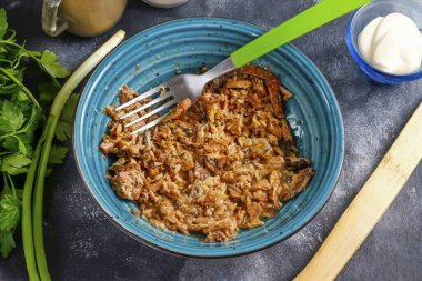 Yağı derin bir konteynıra koy ve dikkatli bir çatalla hatırla..