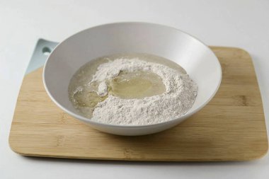 Oda sıcaklığında su doldur. Tuz ve sebze yağı ekle.