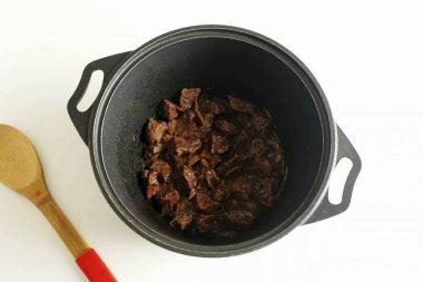 Tuzlu mevsim, baharat ve kaynatma ekle, 10-15 dakika kadar örtülü. Sıvı buharlaşana kadar pişiririm..