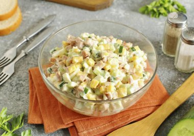 Basit ama lezzetli bir salata. Herhangi bir şenlik masasına güvenle konulabilir. Yürekli, sulu, hafif, yemek bir zevktir! Tarifi not al! Jambon ve peynirli salata tarifi her durumda yardımcı olur. Afiyet olsun.!