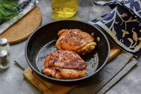 Heat vegetable oil in a frying pan, add chicken, fry on each side for 2-3 minutes over medium heat.