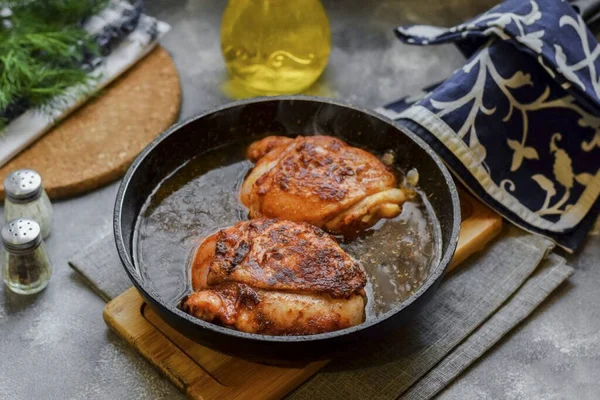 Tavaya su dök, tavayı kapakla kapat ve tavuğu 40 dakika boyunca düşük ısıda haşla..