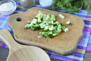 Salatalıkları küp küp doğra..