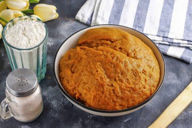 Hamur yoğun olmalı, sulu değil! Sana daha az un eklemeni söyleyen hiç kimseyi dinleme. Onu streç filmle sar ve 20 dakikalığına ayrıl..