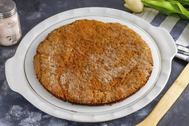 Fırını 200 dereceye kadar ısıt ve ballı keki yaklaşık 7-8 dakika pişir, hazır olup olmadığını anlamak için tahta bir şiş ile deldir. Pasta biraz daha büyüyecek. Tabağa koy ve serin olsun. Pastaların geri kalanını da aynı şekilde hazırla..