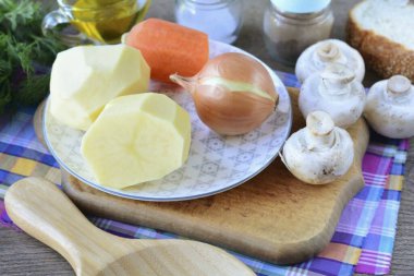 Ekmek arası mantar çorbası yapmak için gerekli tüm malzemeleri hazırlayın..