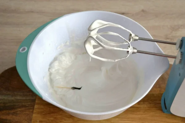 Pour Syrup Thin Stream Bowl Whipped Egg Whites Whisking Continuously — Stock Photo, Image