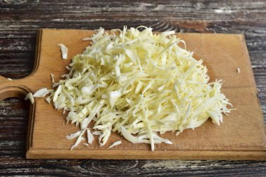 Lahanayı bıçakla veya rendeleyici ile doğra..