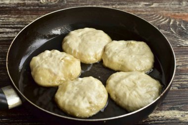 Beyazları oluşturun. Tavada sebze yağı ısıt. Beyazları tavaya koy..