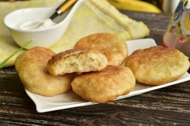 Lahanalı Belyashi hazır! Masaya çay ve ekşi kremayla lahana ile hazır beyazı servis edebilirsiniz. Afiyet olsun.!