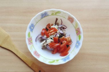 Domatesi yıka, rastgele kes ve salataya ekle..