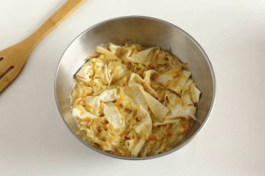 Pide ekmeğine haşlanmış lahana ekle ve eşit dağıtılana kadar karıştır. Bunu bir kaşıkla değil, ellerinizle yapabilirsiniz..