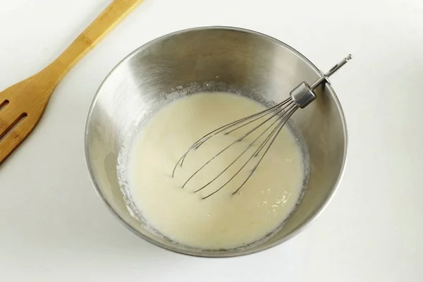 Глубокую Миску Бить Яйца Солью Пищевая Сода Кефир — стоковое фото