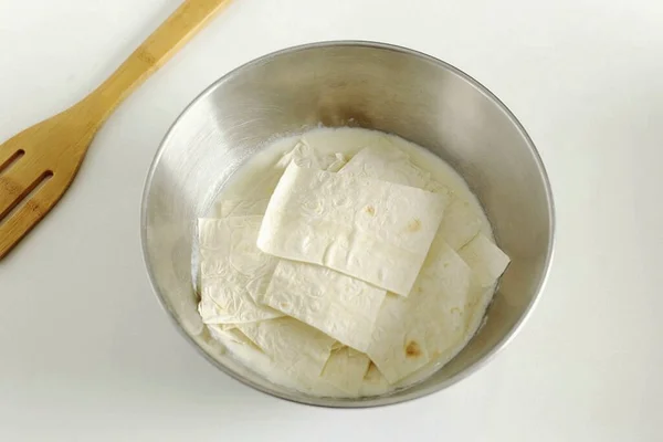 Pita Chléb Nakrájejte Čtverce Kuchyňskými Nůžkami Přidejte Pita Chléb Směsi — Stock fotografie
