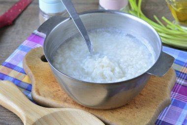 Pirinci yumuşayana kadar kaynatın, fazla suyu boşaltın. Pirinci biraz tuzlu mevsim.