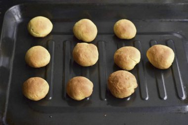 Zencefilli kurabiyeleri 20-30 dakika boyunca 190 dereceye ısıtılmış bir fırına gönder..