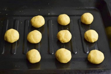 Zencefilli kurabiyeleri ellerinle şekillendir, bir yemek tepsisine koy..