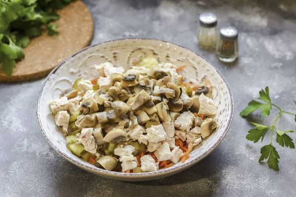 Corte Cogumelos Marinados Pequenos Pedaços Adicione Salada — Fotografia de Stock