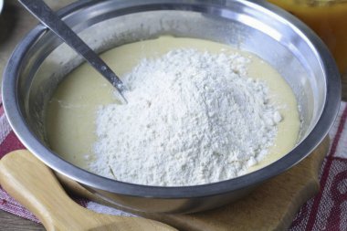 Kaseyi su banyosundan çıkar, biraz un ekle..