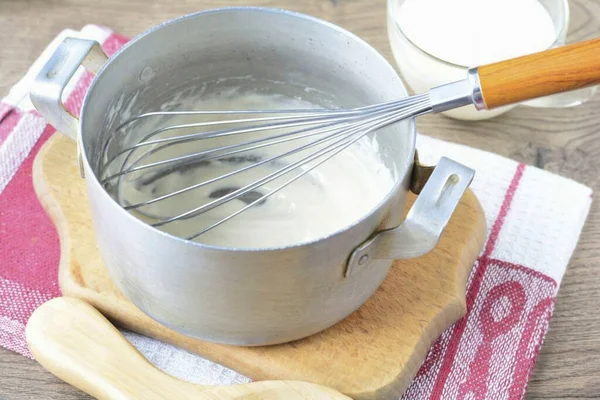 Cocina Crema Mezclar Cucharadas Harina Verter Par Cucharadas Leche Remover —  Fotos de Stock