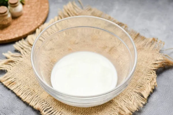 Versare Yogurt Una Ciotola Aggiungere Pizzico Sale Possibile Aggiungere Stevia — Foto Stock