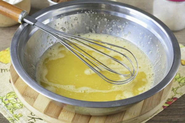 Bata Ovos Com Açúcar Bem Aguaceiro Manteiga Esfriada Derretida — Fotografia de Stock