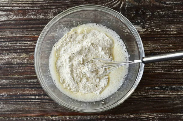 Bir kaseye un dök..